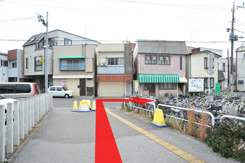 江曽島駅からの道案内：駅を出たら右へ