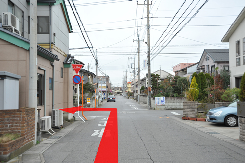 双葉町バス停からの道案内：約180m先の交差点を左へ（右手に案内看板あり）